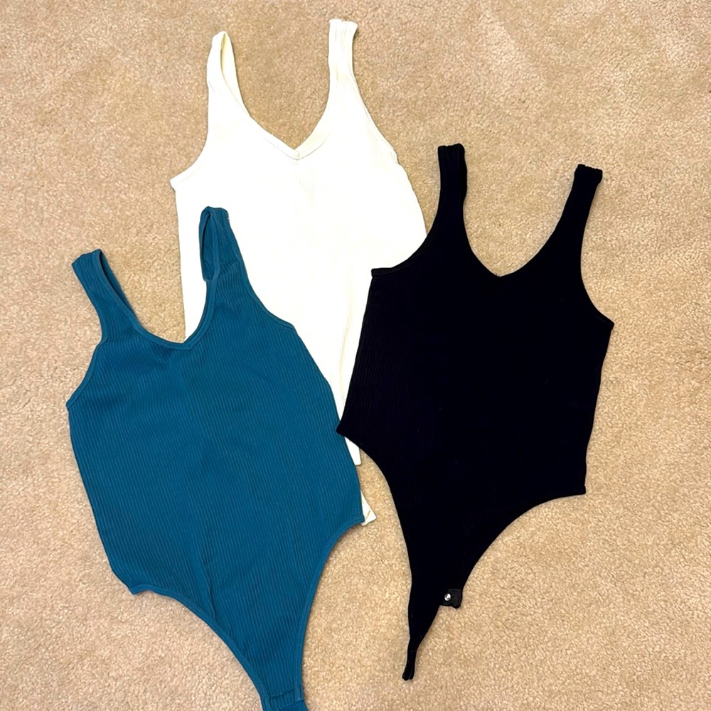 Three pack of ribbed bodysuits